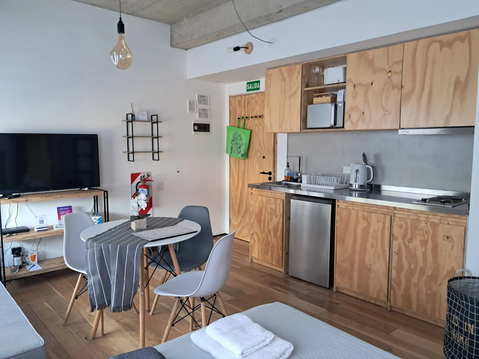 Living y cocina equipada integrados en el monoambiente turístico de Ushuaia